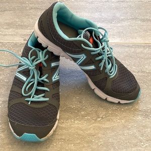 Gray/Aqua New Balance Foam Sole Running Sneakers, Size 8.5